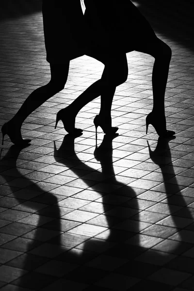 신발을 신고 있는 여성 다리 — 스톡 사진