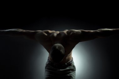 Kaslı adam seksi vücut ile