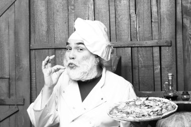 Pizza ile sakallı aşçı