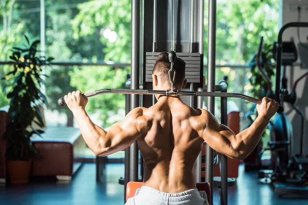 Muskelkräftiges Mannschaftstraining im Fitnessstudio — Stockfoto