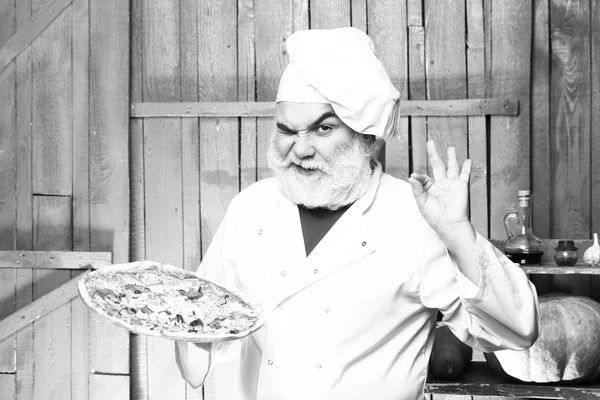 Pizza ile sakallı aşçı