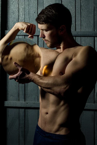 Homem muscular com lupa — Fotografia de Stock