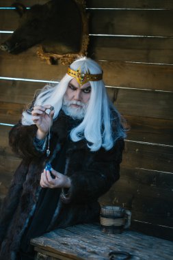 Taş ve kolye hipnoz için eski Sihirbazı