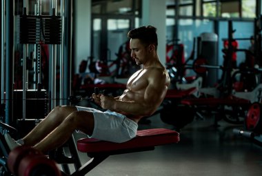 kaslı adam spor salonunda eğitim