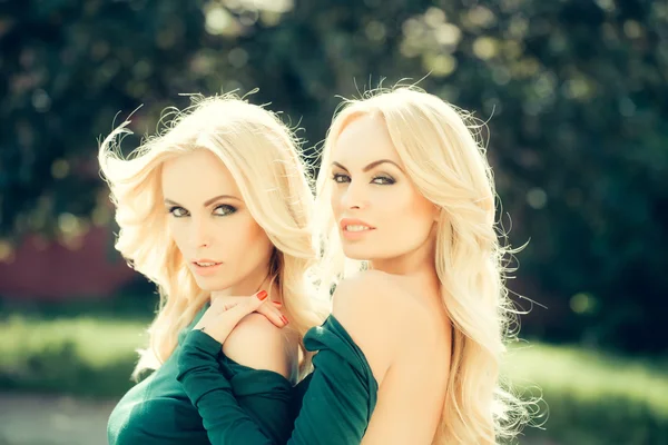 Söt blond kvinnor i gröna klänningar — Stockfoto