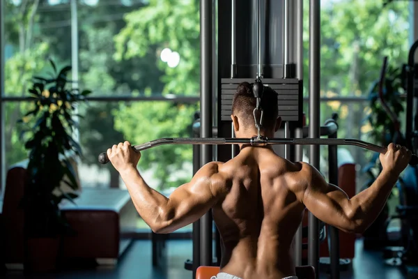 Musculoso hombre entrenamiento en gimnasio — Foto de Stock