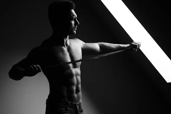Sexy muskulöser Mann mit Gürtel — Stockfoto