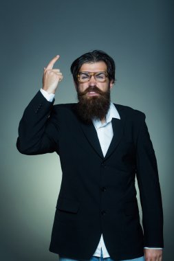 Yakışıklı adam noktaları işaret parmağı yukarı doğru