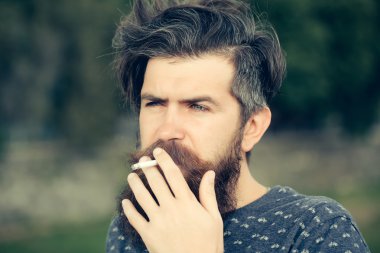adam açık Sigara İçilmeyen sakallı