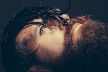 Yakışıklı sakallı adam.