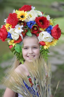 embriodered küçük kız elbise ve ulusal çelenk çiçek