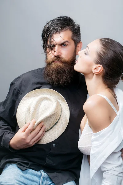 Jovem elegante sexy casal com chapéu — Fotografia de Stock