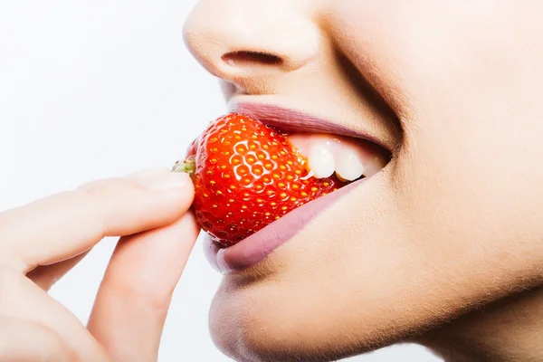 Ženské rty jíst červené jahody — Stock fotografie