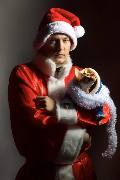 Papai Noel homem com esfinge gato — Fotografia de Stock