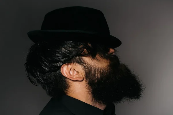 Cavalheiro barbudo em chapéu retro preto — Fotografia de Stock