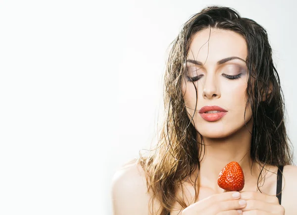 Sexy bonita mujer con rojo fresa — Foto de Stock