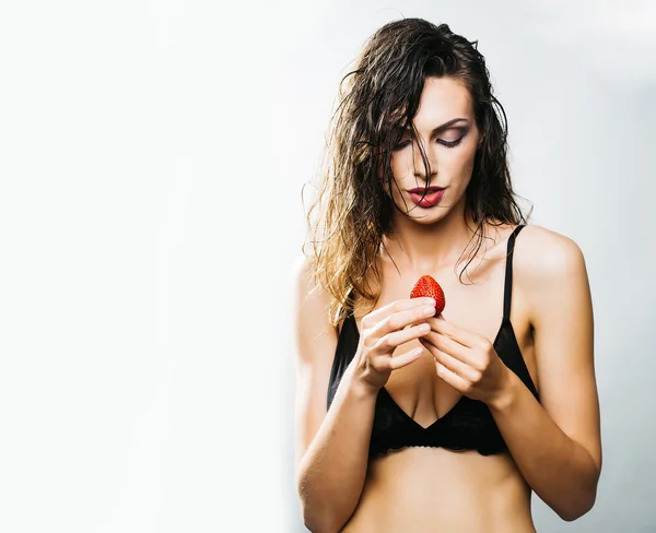 Sexig söt kvinna med röd jordgubbe — Stockfoto