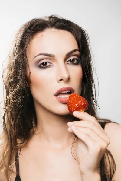 Sexig söt kvinna med röd jordgubbe — Stockfoto