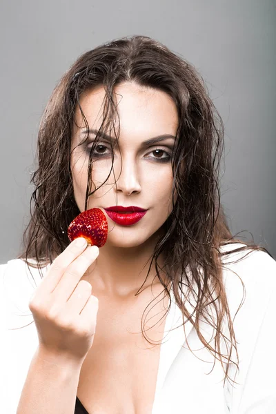 Sexy mooie vrouw met rode lippen en aardbei — Stockfoto