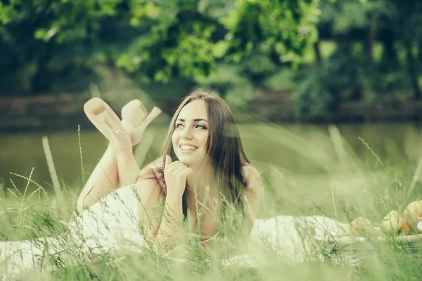 Mooie vrouw op gras — Stockfoto