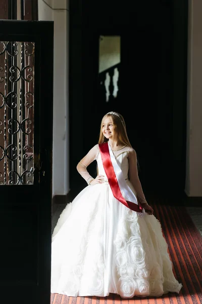 Menina pequena com fita senhorita no vestido — Fotografia de Stock