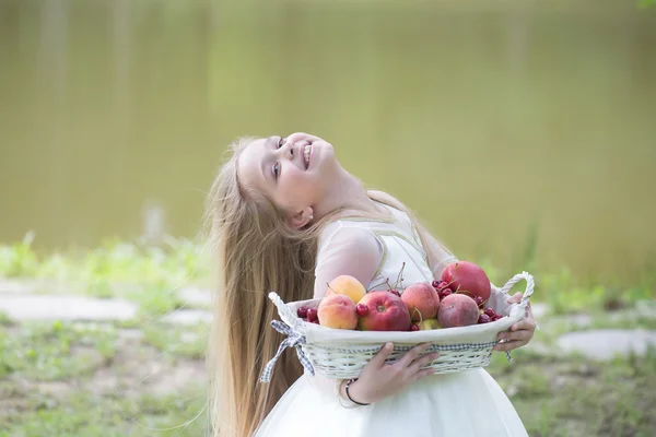 Klein meisje in jurk met Fruitmand — Stockfoto