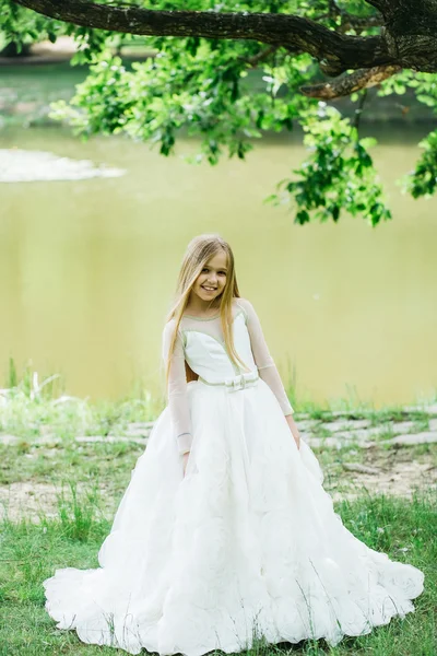 Menina pequena em vestido branco ao ar livre — Fotografia de Stock