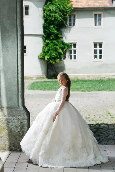 Menina pequena em vestido branco ao ar livre — Fotografia de Stock