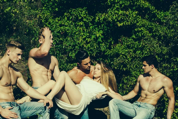 Четыре сексуальных мускулистых мужчины и женщины — стоковое фото