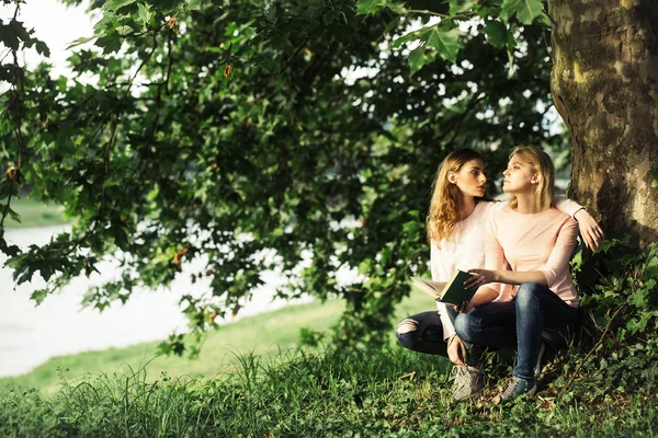 Dvě mladé dívky si přečetl knihu — Stock fotografie