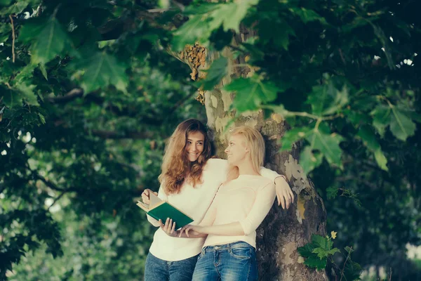 Due giovani ragazze leggere il libro — Foto Stock