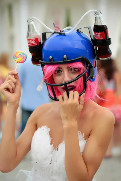Mujer en americano fútbol bebida casco —  Fotos de Stock