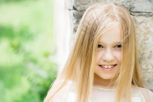 Klein meisje met blonde haren buiten — Stockfoto