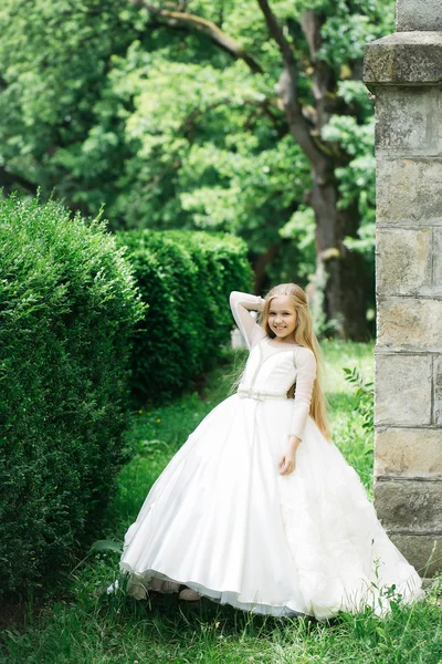 Menina pequena em vestido branco ao ar livre — Fotografia de Stock