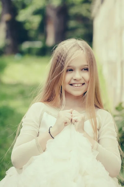 Niña pequeña en vestido blanco al aire libre — Foto de Stock