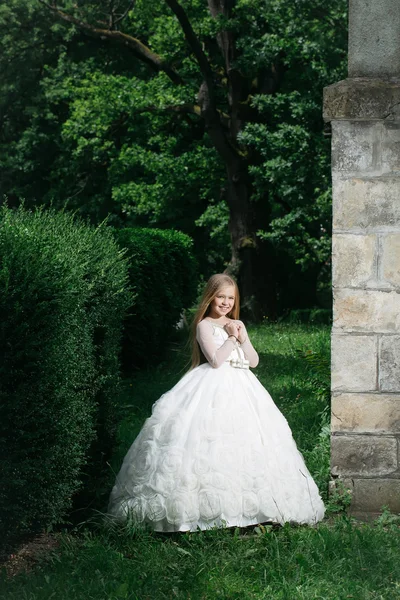在室外的白色连衣裙的小女孩 — 图库照片