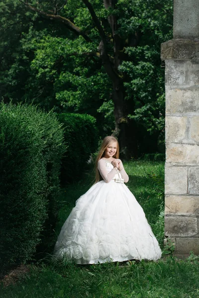 Menina pequena em vestido branco ao ar livre — Fotografia de Stock