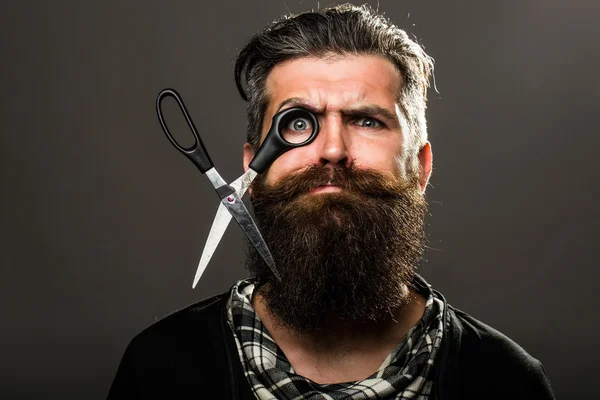 Hombre barbudo con tijeras de peluquería — Foto de Stock