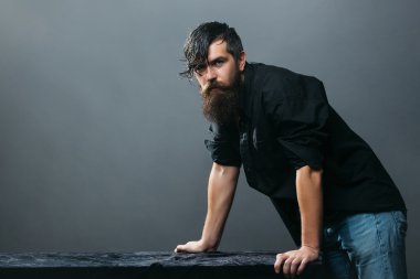 Sakallı yakışıklı adam
