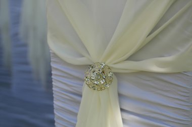 Köpüklü Broş düğün sandalye üzerinde