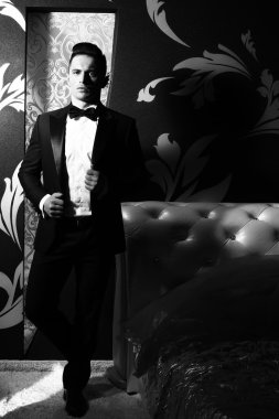 Siyah elbiseli yakışıklı adam