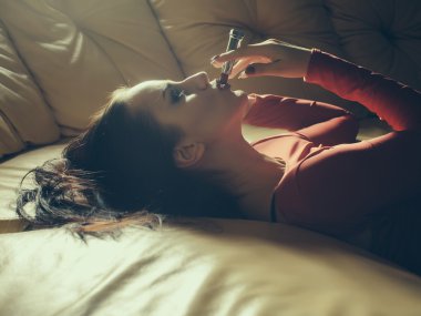 Kırmızı ruj ile oldukça seksi kız