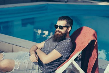 Yüzme Havuzu, güneş gözlüğü, sakallı adam