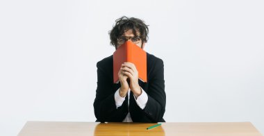 sakallı adam öğretmen masasında