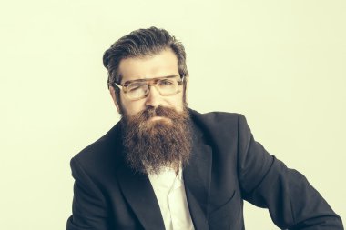 öğretmen bardaklarda sakallı adam