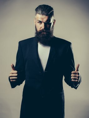 Ceketli sakallı yakışıklı adamı