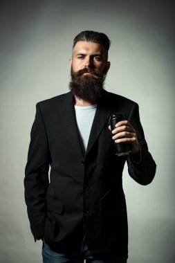 Bira kutusuyla sakallı adam.