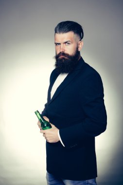 Sakallı adam bira şişesi ile