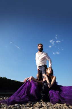 Sakallı adam ve iki kadın açık