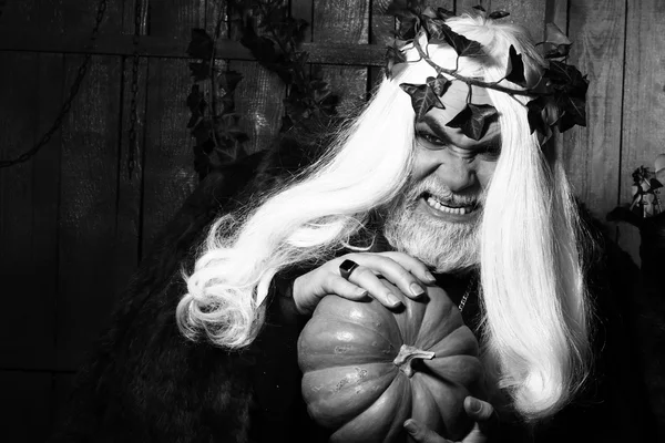 Παλαιά μάγισσα με στεφάνι κισσού — Φωτογραφία Αρχείου